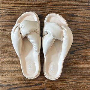 ASOS DESIGN Flexing padded knotted sliders in beige New